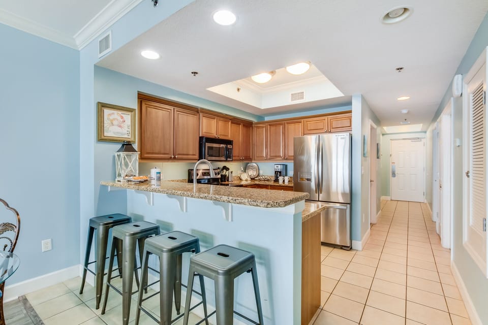 Kitchen bar with 4 stools