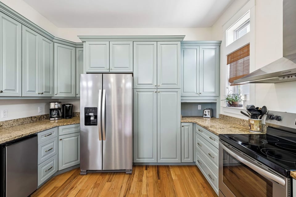 Fully Equipped with Stainless Steel Appliances