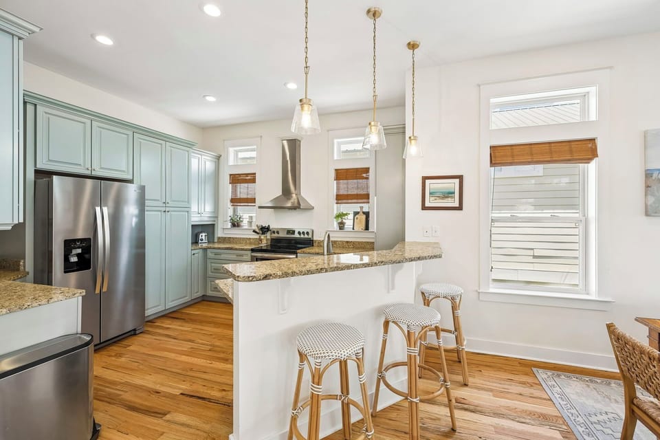Bar Seating for 3 - Perfect for Breakfast or Quick Bites!