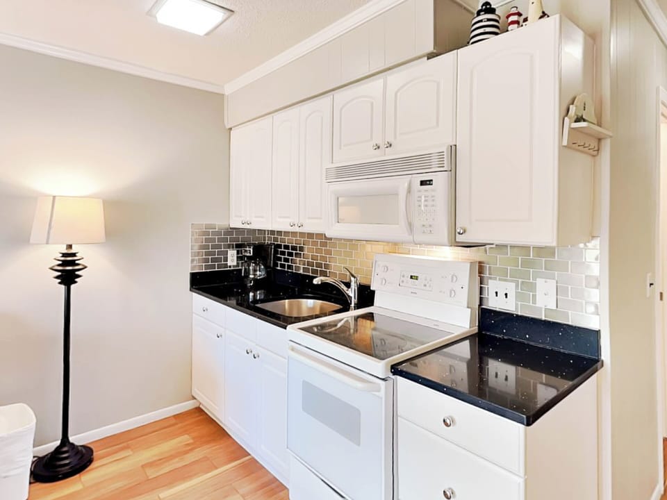 Open Full Kitchen w. Everything You Need