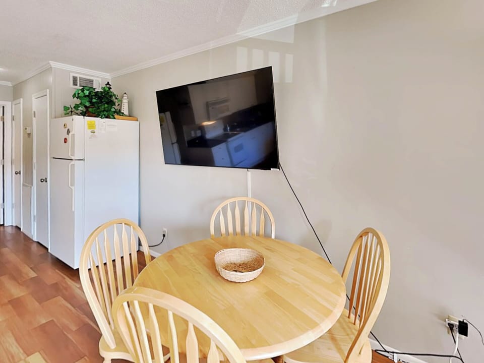 Open Living + Dining w. Smart TV and Table for 4