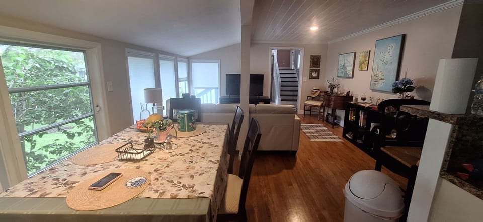 Dining table/living room