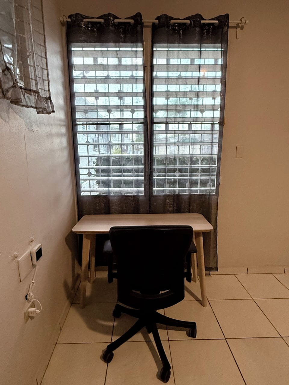 This is the work area with view to the garden and the parking.