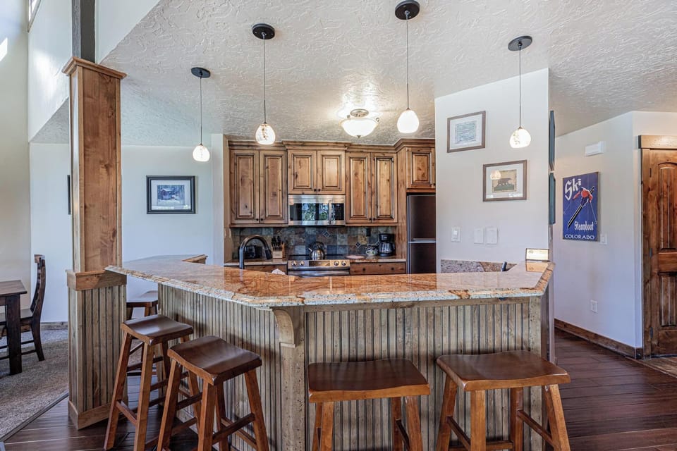 Kitchen and Breakfast Bar