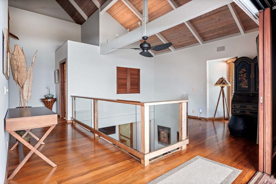 Upstairs Foyer with with Lanai