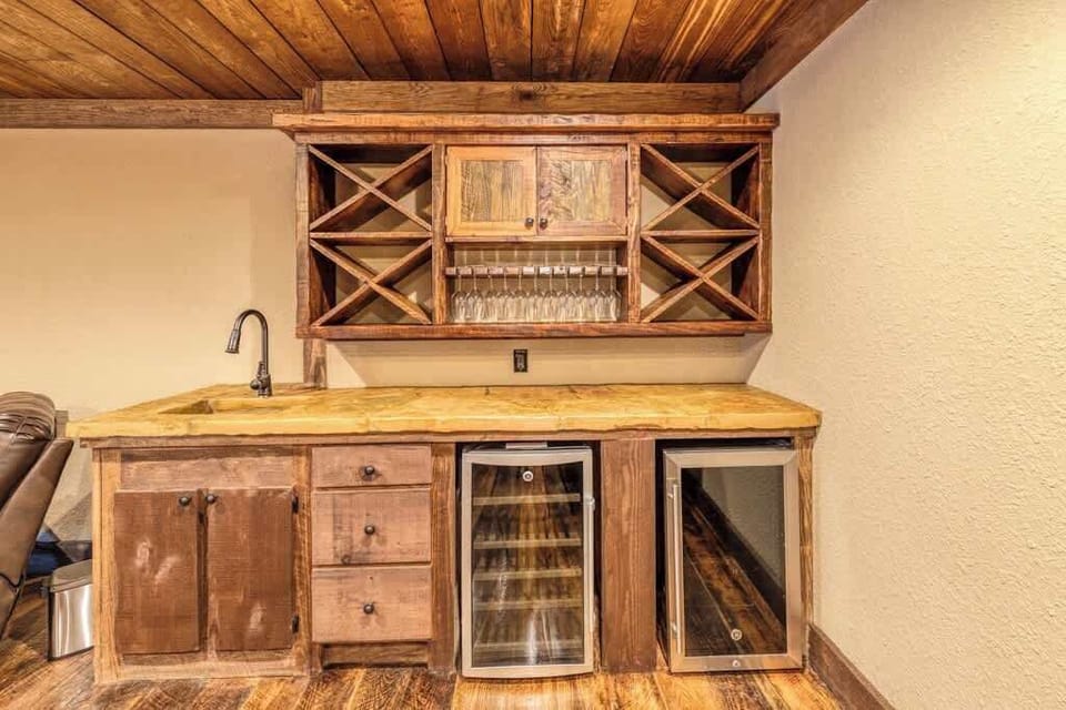 Terrace Level Wet Bar