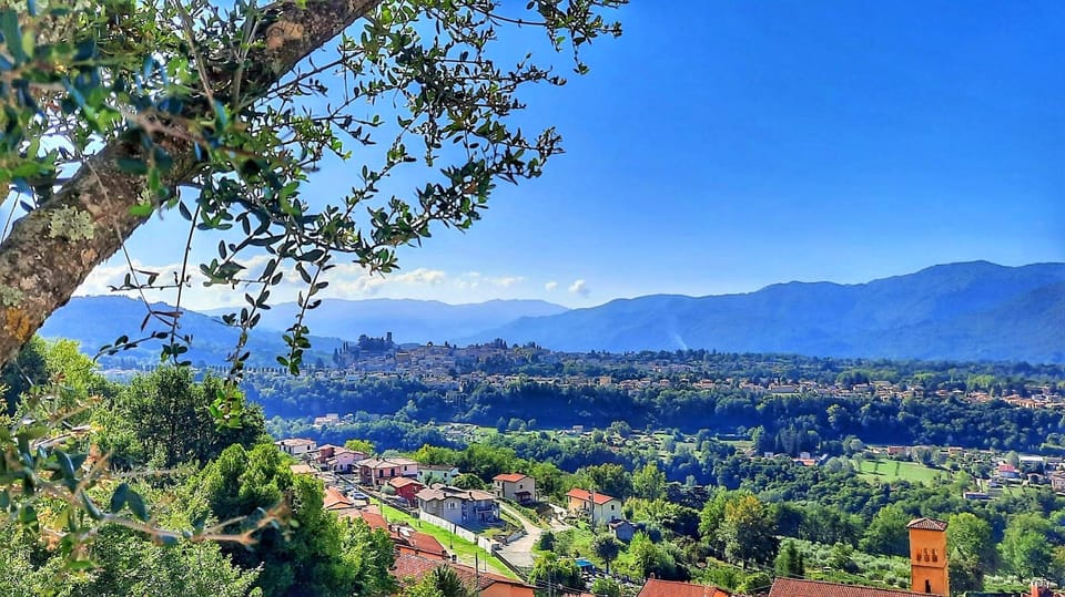 Barn renovation, panoramic Barga Views, Private Heated* Pool. Walk to restaurant Villa in Tuscany
