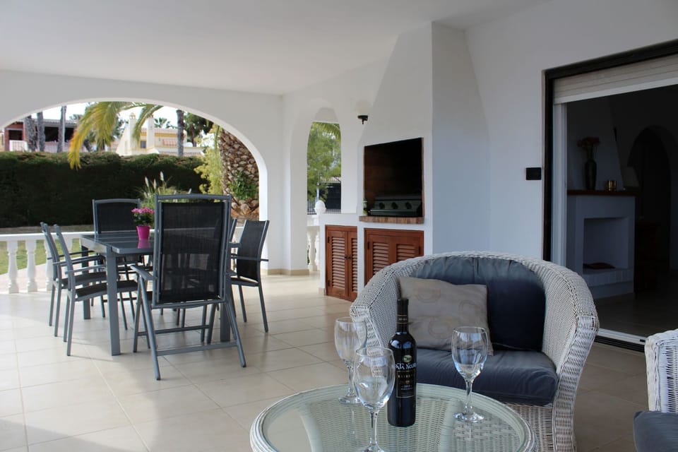 The perfect terrace for relaxing and dining!