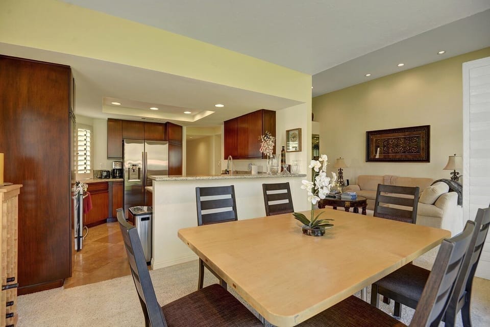 Kitchen and dining room table for 6, custom cabinets and granite countertops!