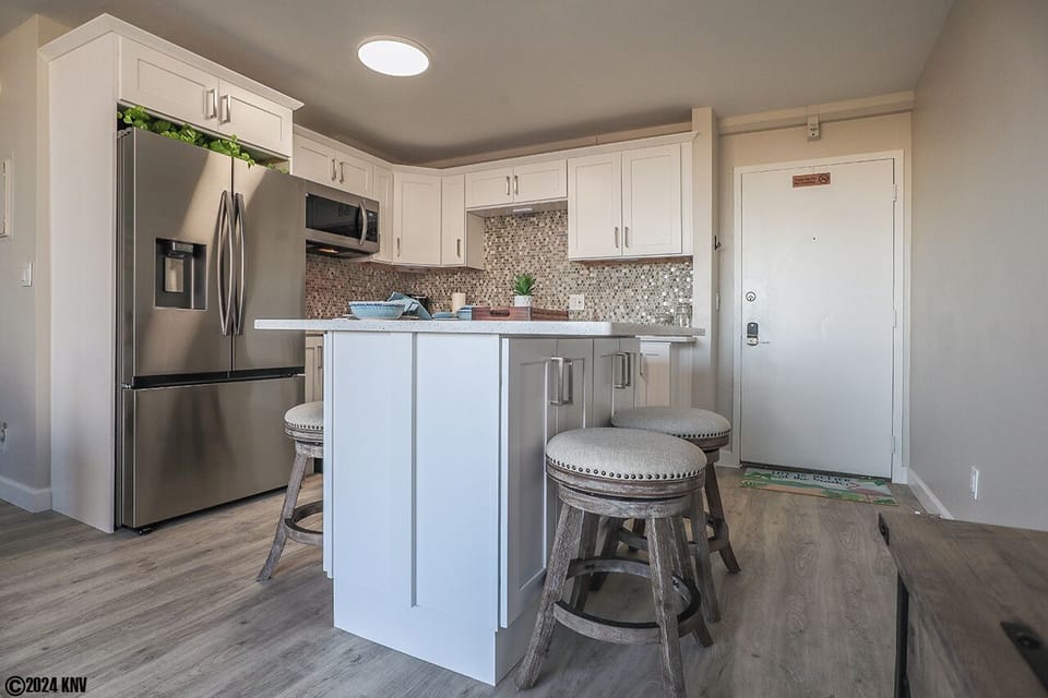 Gorgeous Kitchen with Island seats 4