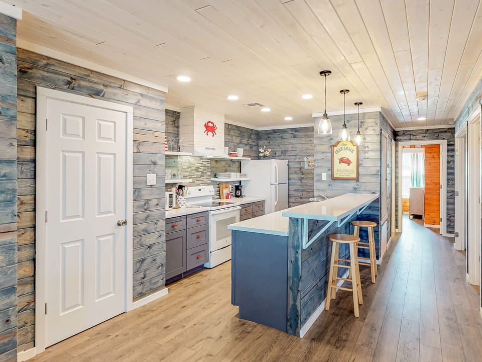 Breakfast Bar with Seating for 2
