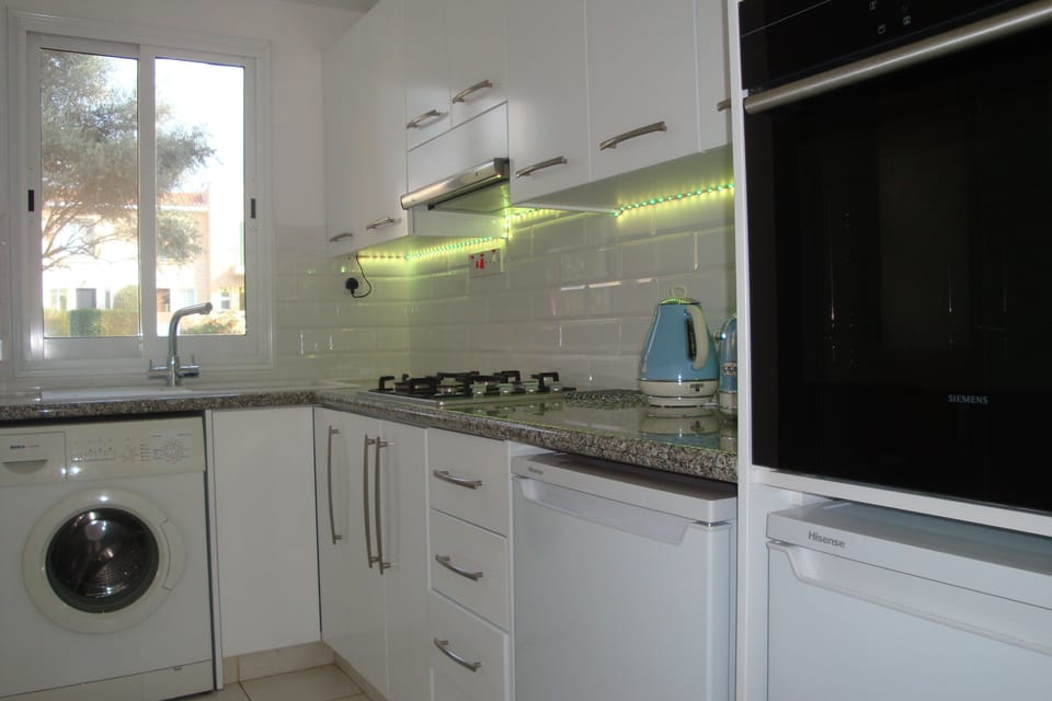 Fully equipped kitchen with eye level oven and gas hob