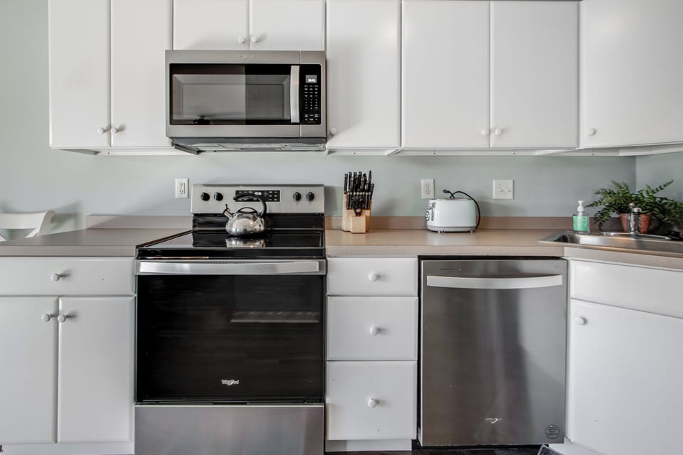 Electric oven and stovetop, dishwasher and microwave for all your needs