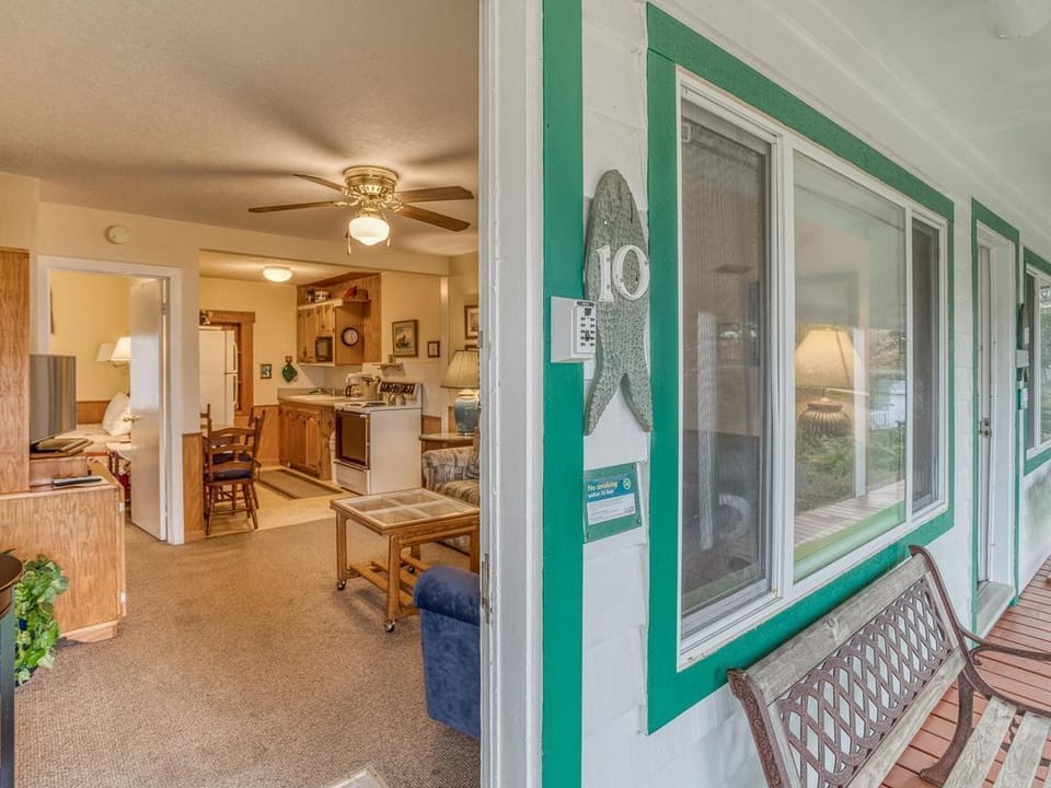 T10 - Skiff @ Trollers Lodge Apartment in Depoe Bay