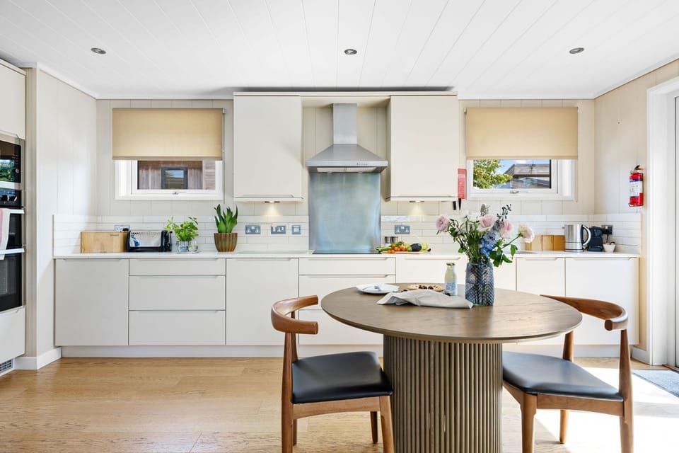 Fully equipped kitchen with oven hob, fridge, toaster, kettle  - Amber Lodge