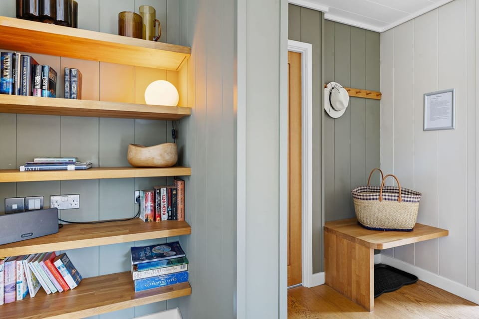 Bookshelf and coat hooks in entrance of lodge - Amber  Lodge,