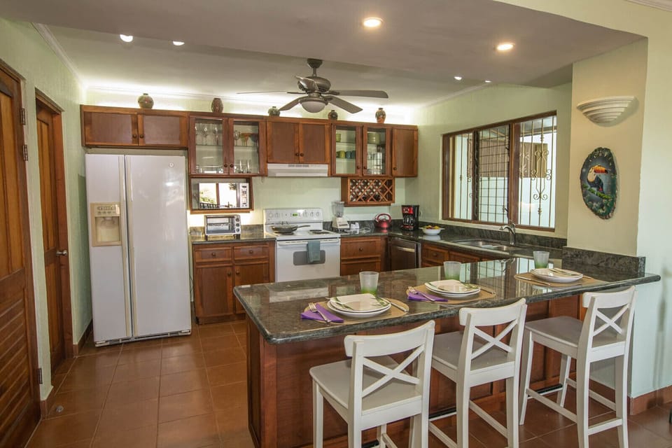 Bar / kitchen area.