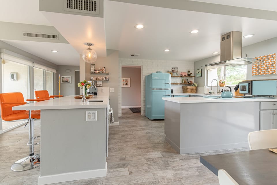 Kitchen and breakfast bar
