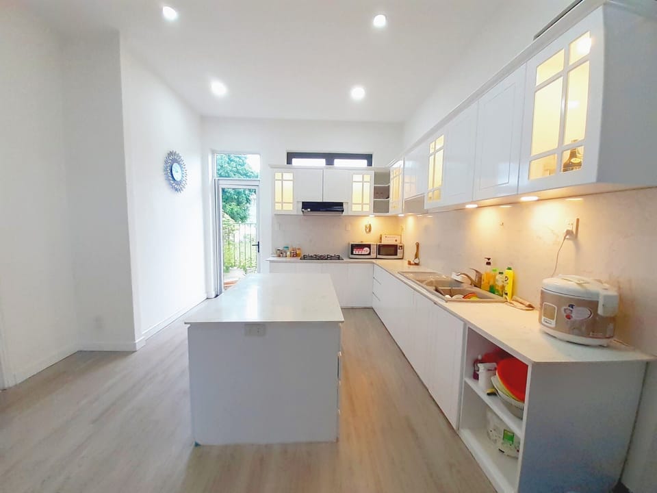 Kitchen with full equipent: microwwave, kitchen utensils, fridge, ...