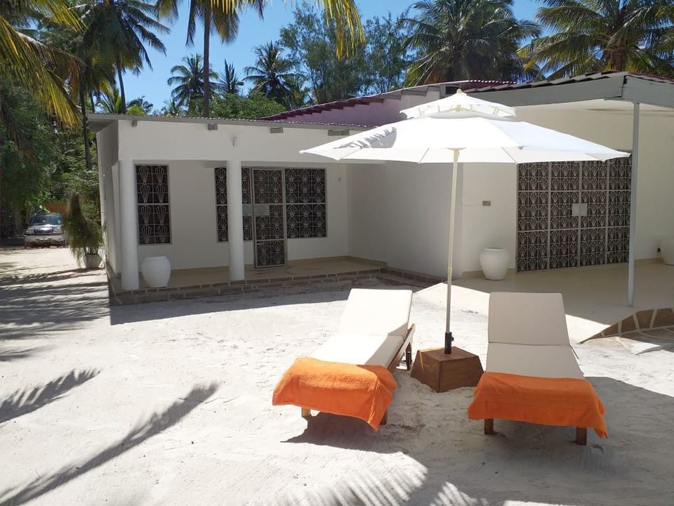 DAHONI ZANZIBAR - front of the villa