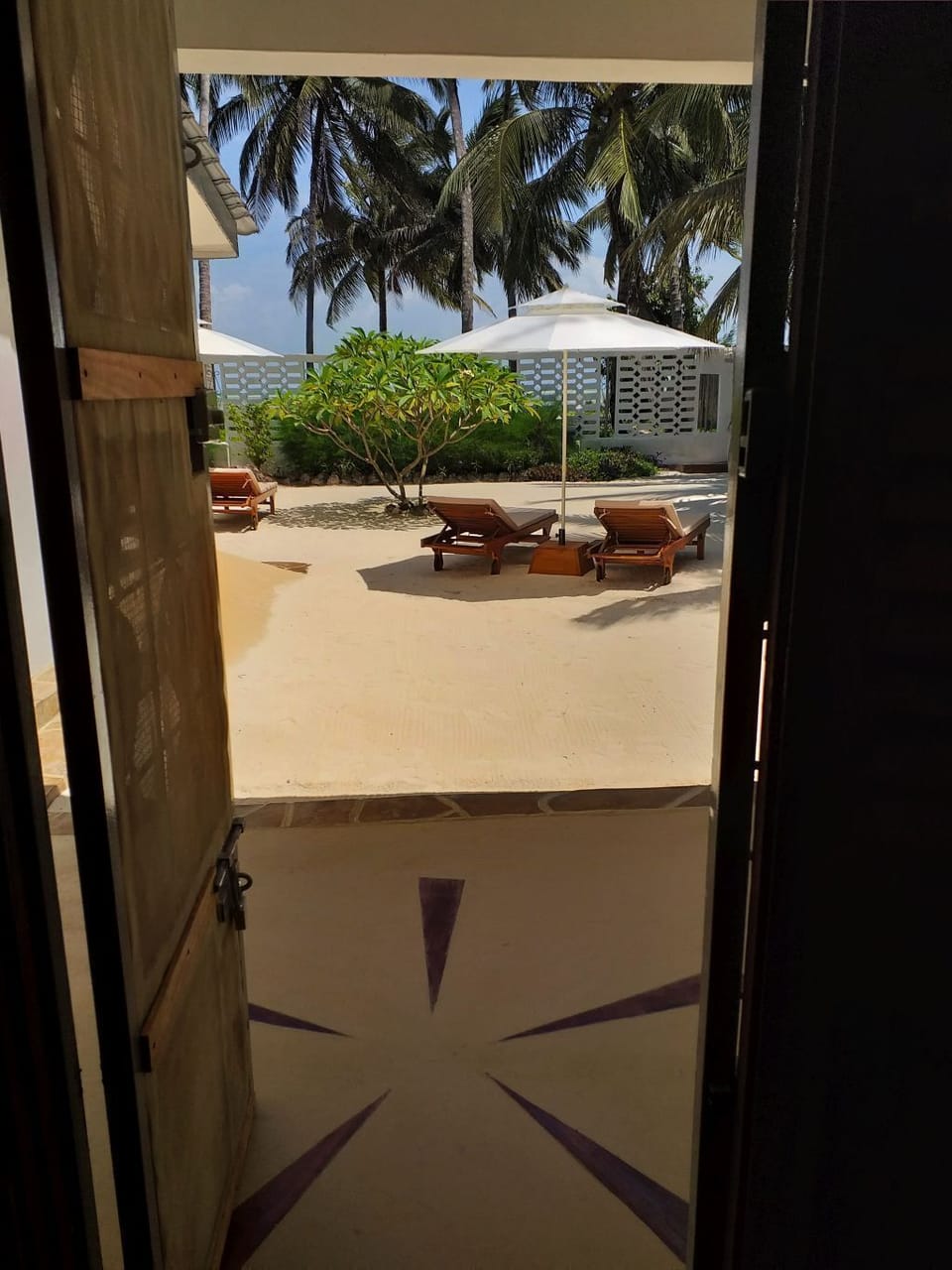 DAHONI ZANZIBAR - separate entrance from outside to CHILLI ROOM