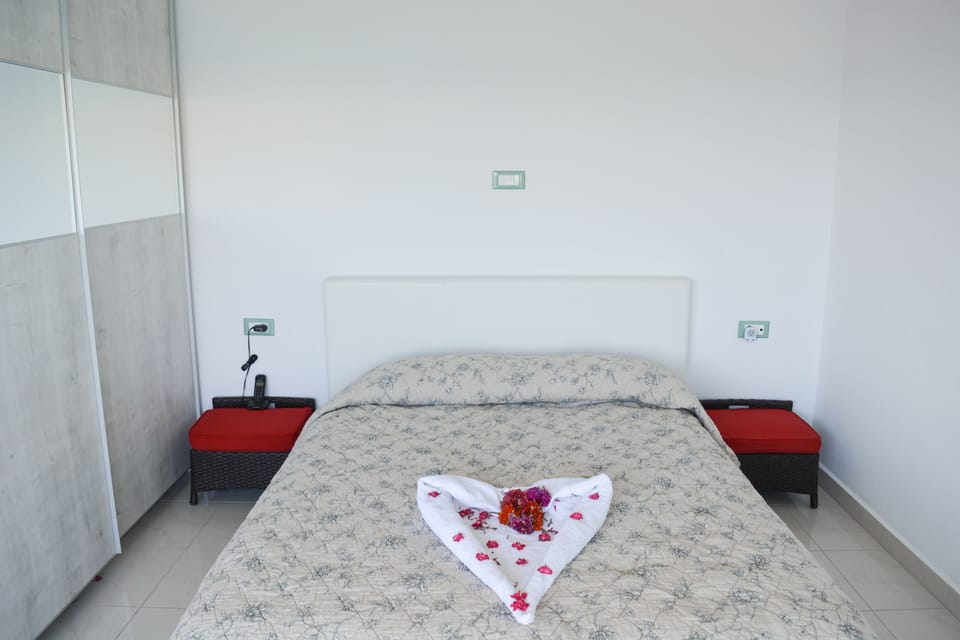 Queen bed master bedroom with private waterfront views from your bed!