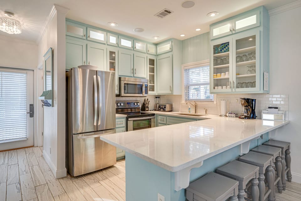 Newly remodeled, fully stocked kitchen