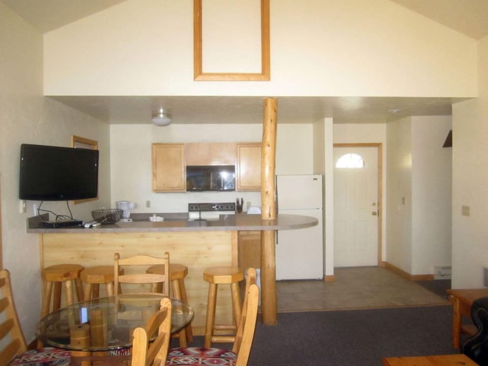 Breakfast bar and Kitchen