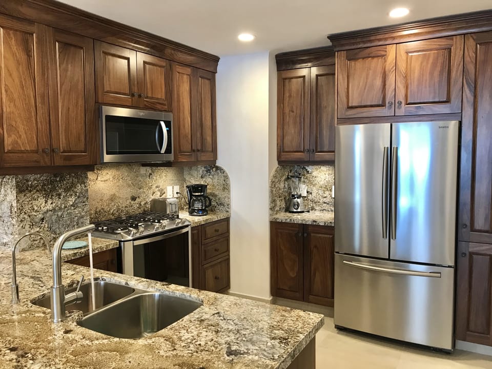 The fully equipped kitchen of La Palapa 501.