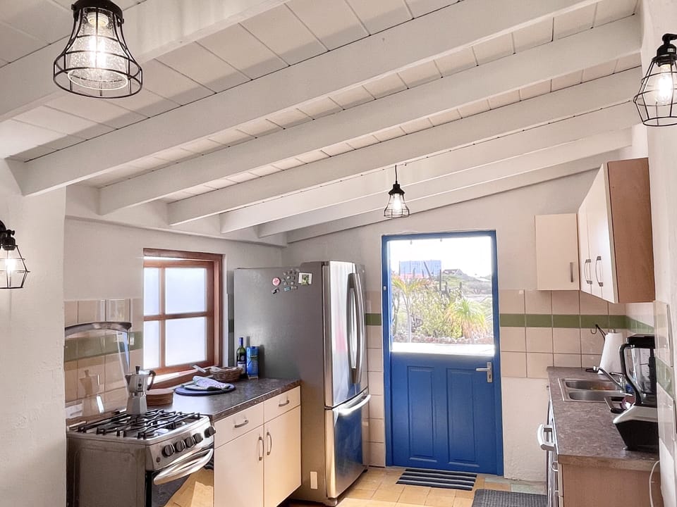 Kitchen: stove/oven, dishwasher, fridge, toaster oven, ninja blender, panini…