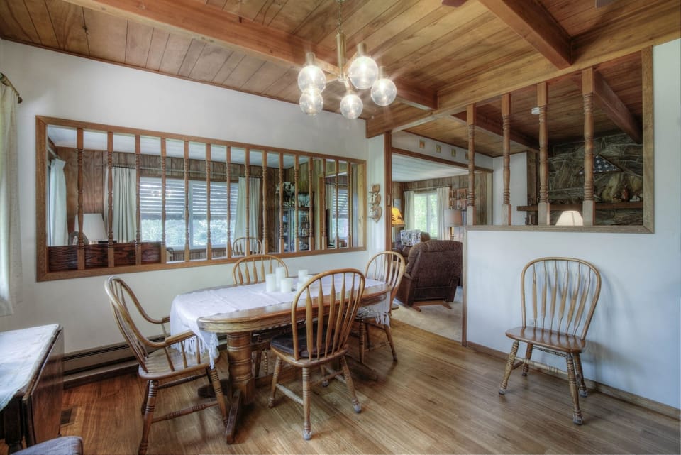 dining area and plenty of room for guests.