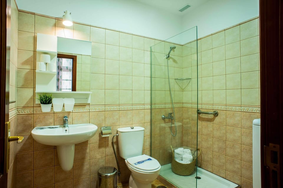 Shower,Toilet,Bathroom,Bath