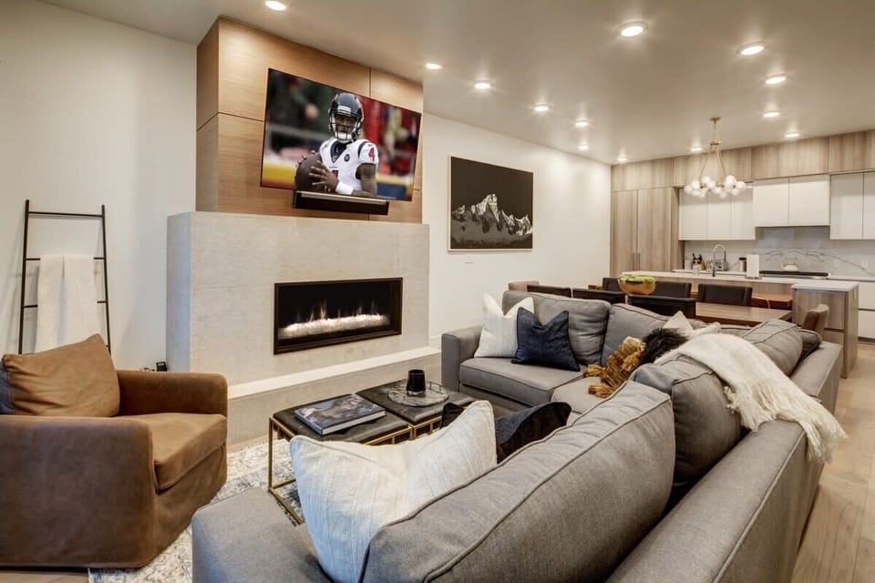 Great room with gourmet kitchen, breakfast bar and formal dining table, Sonos, fireplace, HDTV, pullout sectional sofa