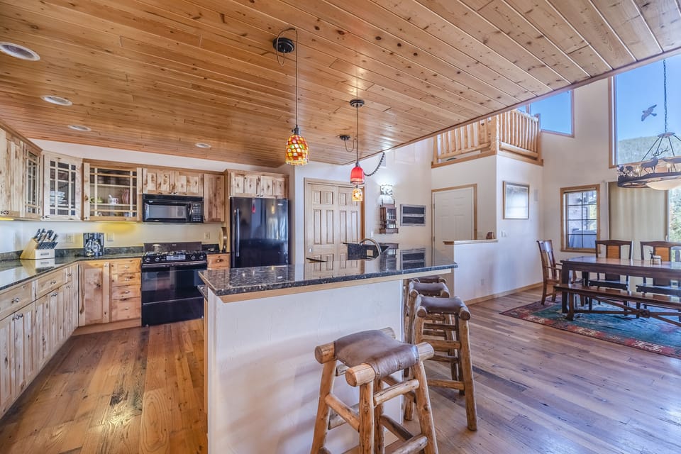 Kitchen - Full size appliances, 5 additional seats at the island bar, rustic charm, and granite counter tops.