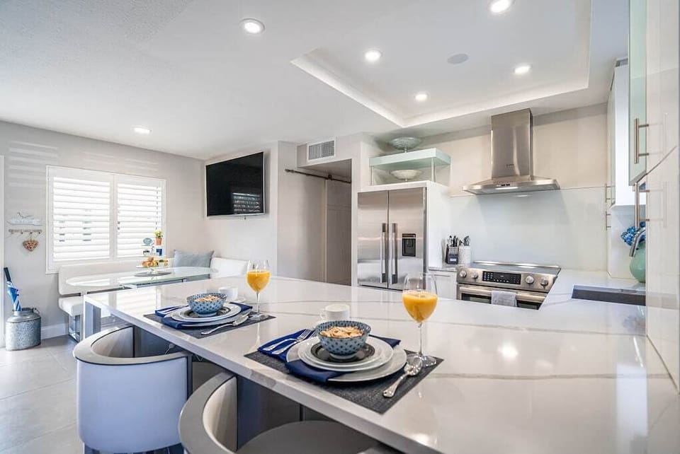 Breakfast bar with seating for 2
