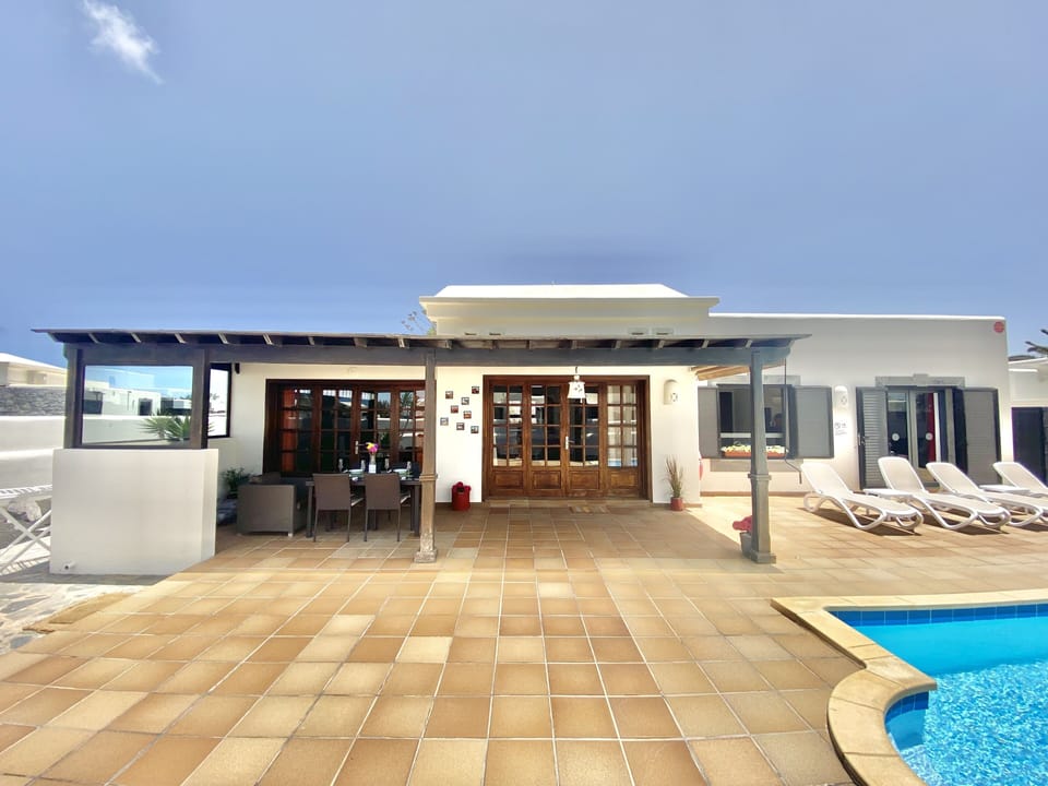 Open private terrace with 4 high-quality sun loungers 
