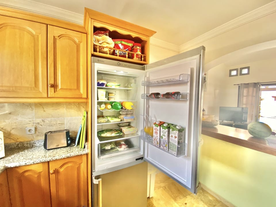 Spacious fridge & freezer. Open floor-plan. WIFI & TV includes UK channels. 