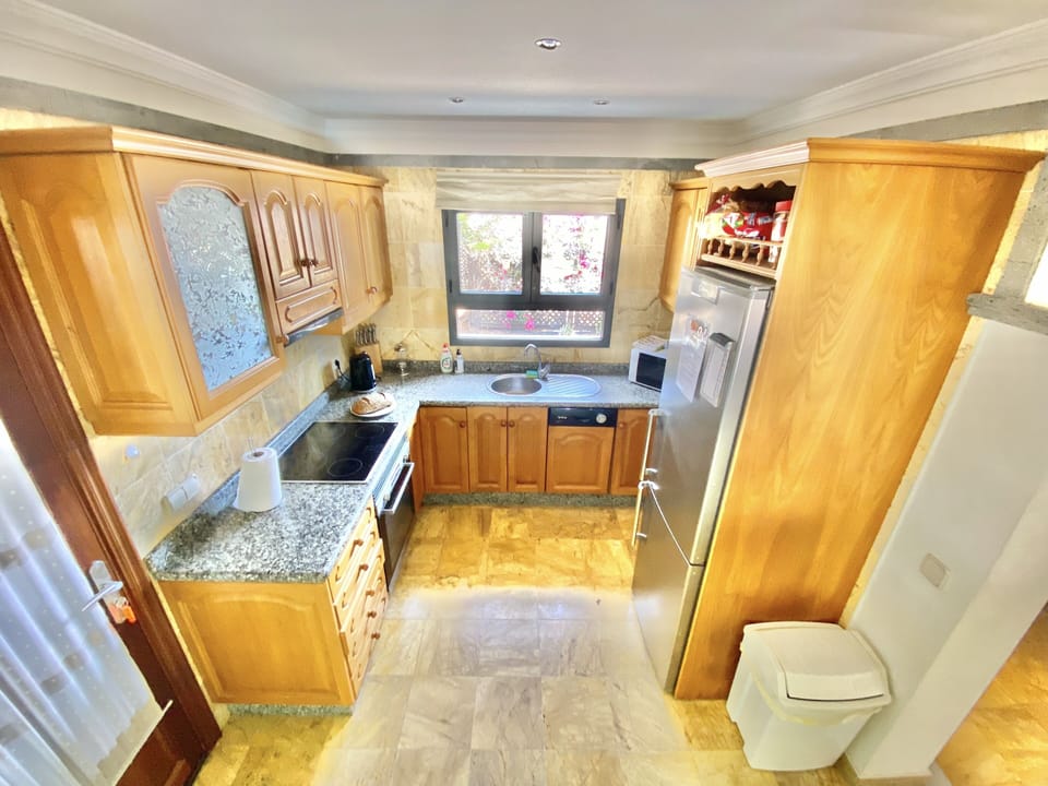 Fully fitted kitchen with dishwasher 