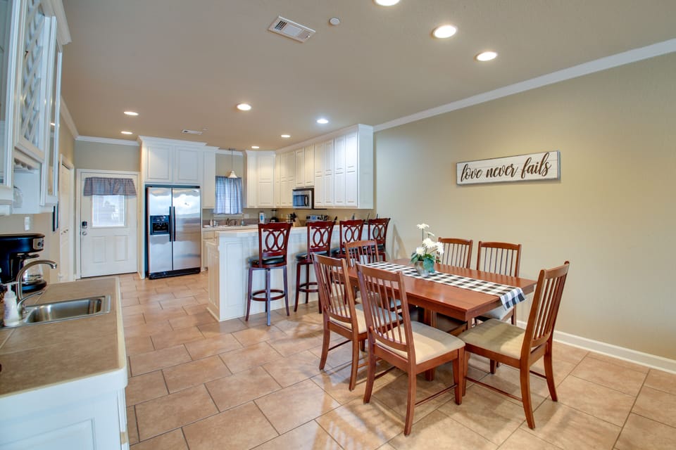 Dining Room | Dishware/Flatware Provided