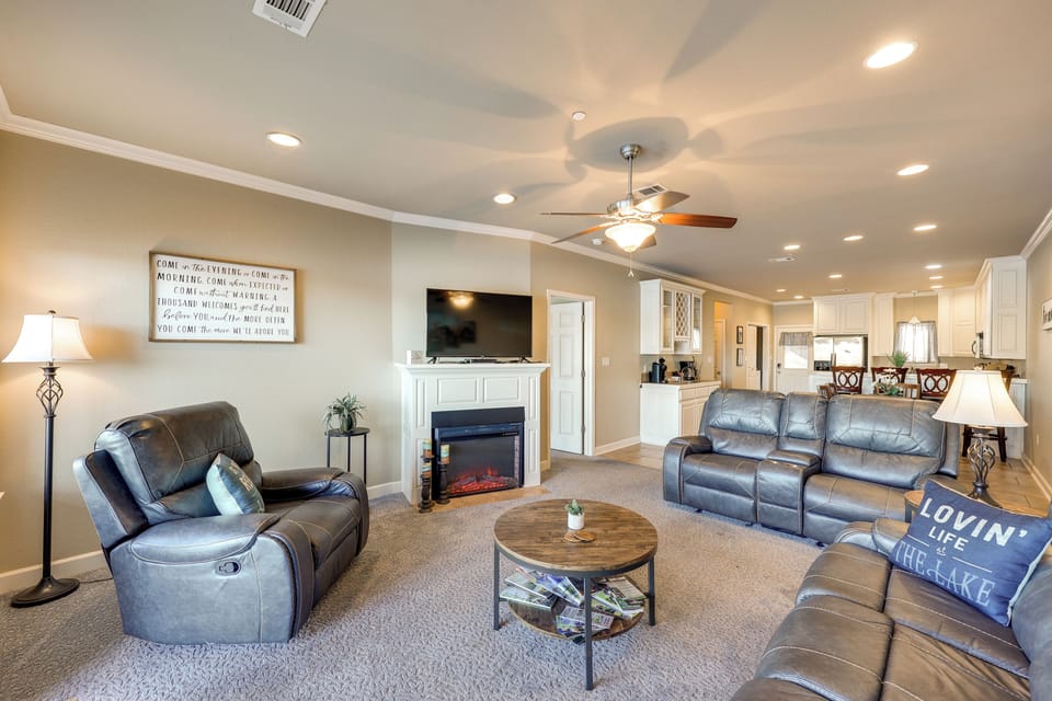 Living Room | Free WiFi | Central A/C | Smart TV