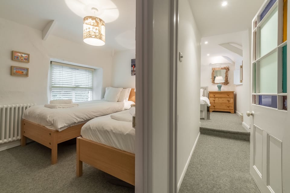 Rose in Vale Cottage, Mithian. First floor: Bedroom with twin 3' single beds