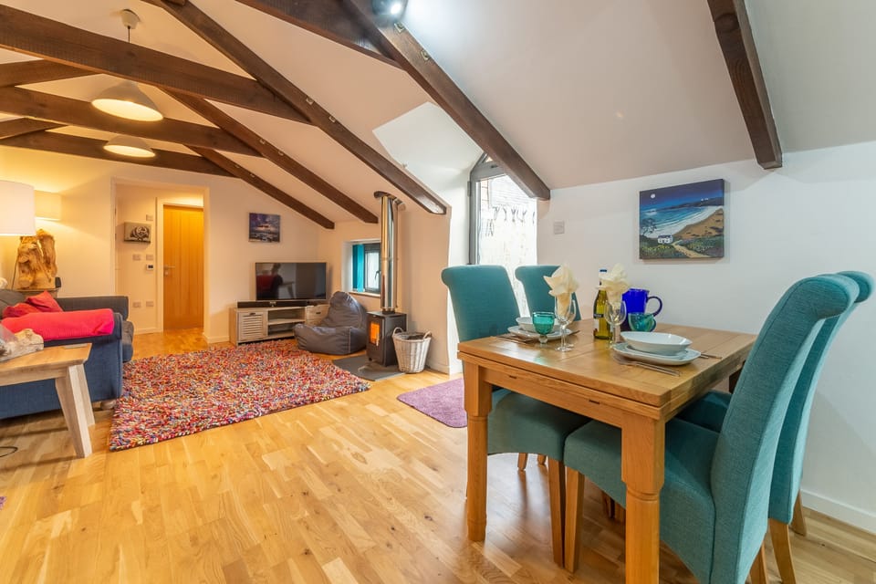 Potter's Barn, St Agnes. Open plan dining and sitting area