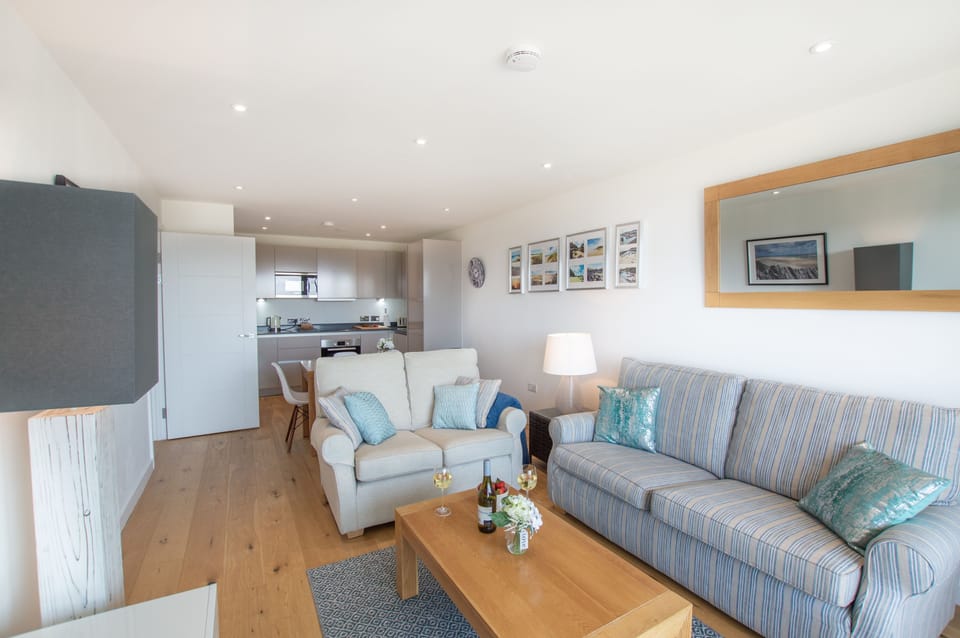 Harbour Lights in Lusty Glaze, Newquay: Sit down and relax on the comfortable seating