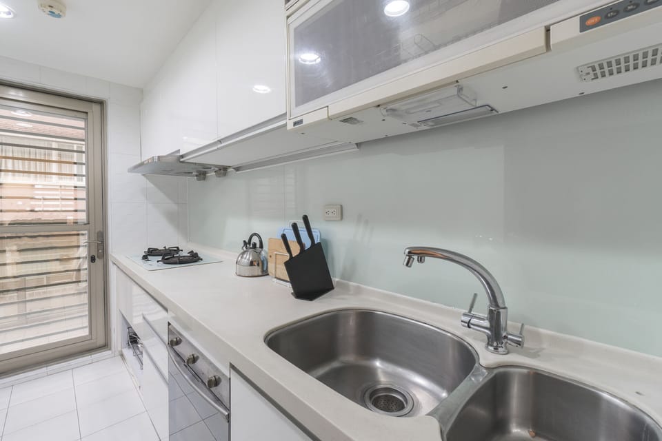 Fully Equipped Kitchen w/ Cooking & Dining Essentials