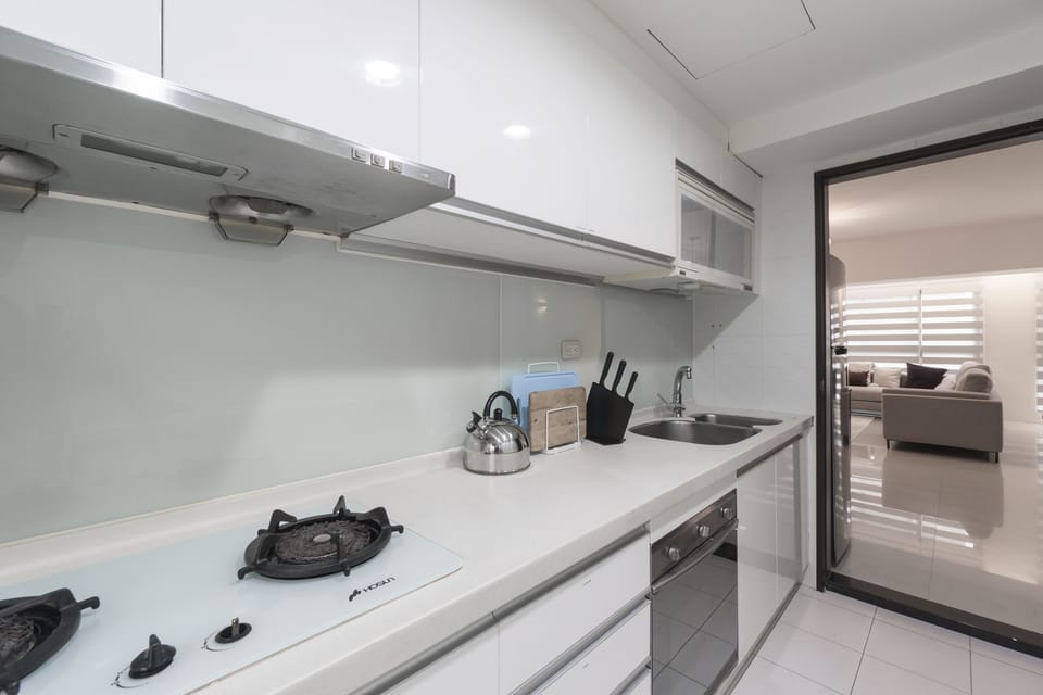 Fully Equipped Kitchen w/ Cooking & Dining Essentials