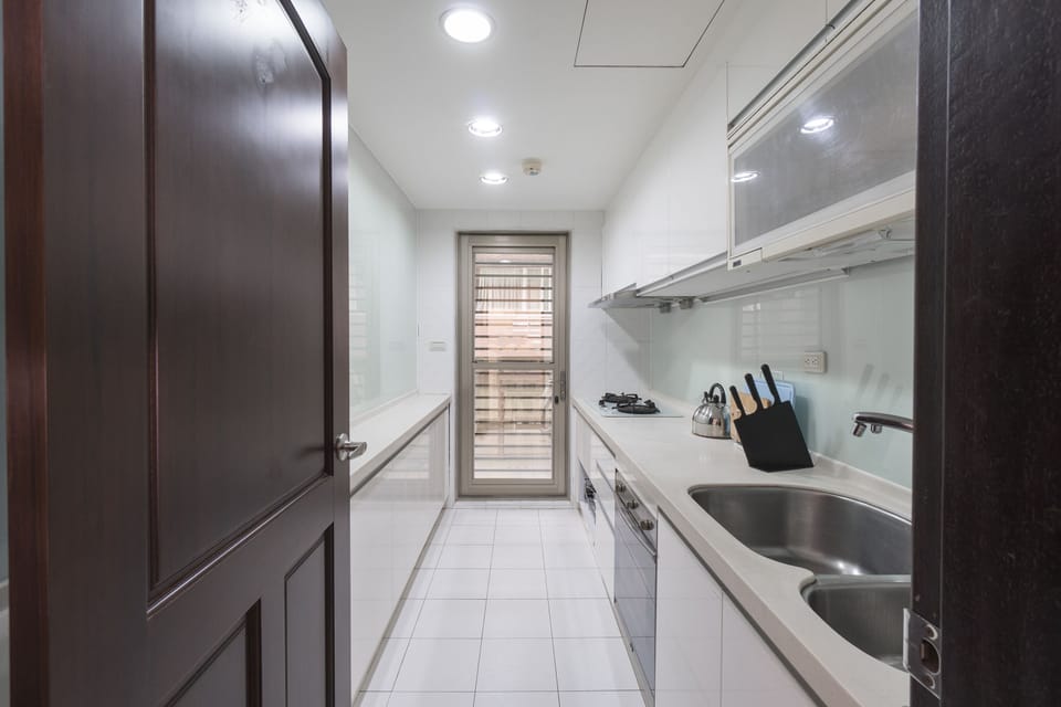 Fully Equipped Kitchen w/ Cooking & Dining Essentials