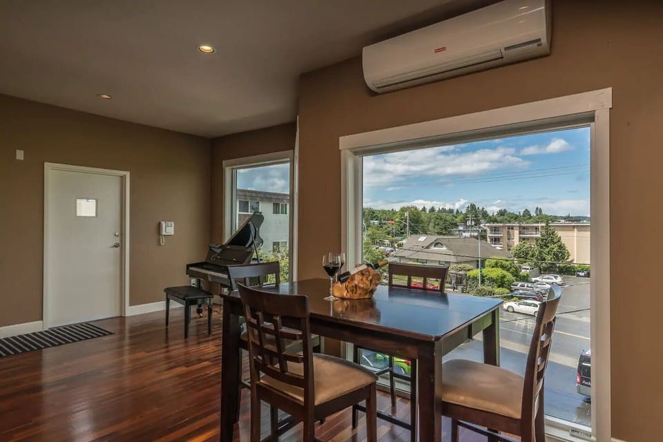 Breakfast nook too!