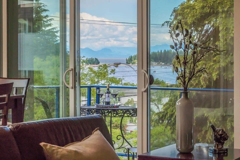 Large patios and ocean views. 3 minute walk to ocean front.