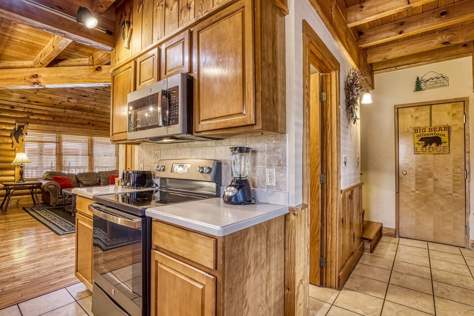 Cabin in Pigeon Forge "Another Day Inn Bearadise" - Kitchen, Living room, and hallway