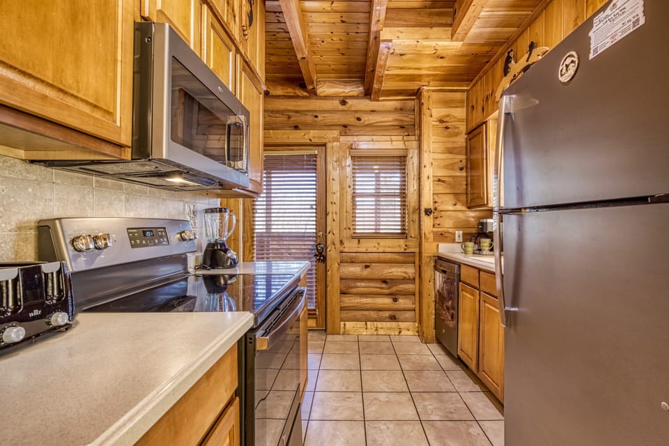 Cabin in the Smokies "Another Day Inn Bearadise" - Fully furnished kitchen with stainless steel appliances